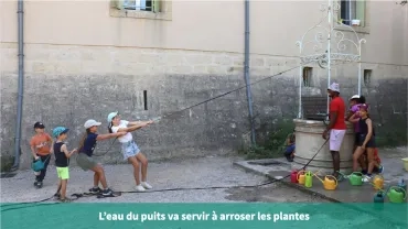 L'eau du puits va servir à arroser les plantes