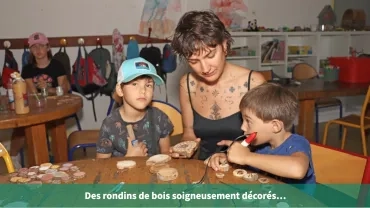 Des rondins de bois soigneusement décorés