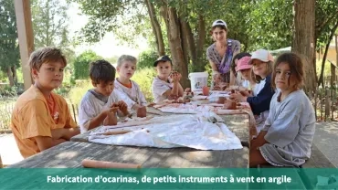 Fabrication d'ocarinas, de petits instruments à vent en argiles