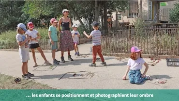 ... les enfants se positionnent et photographient leur ombres