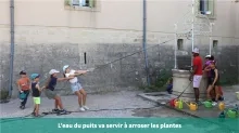 L'eau du puits va servir à arroser les plantes